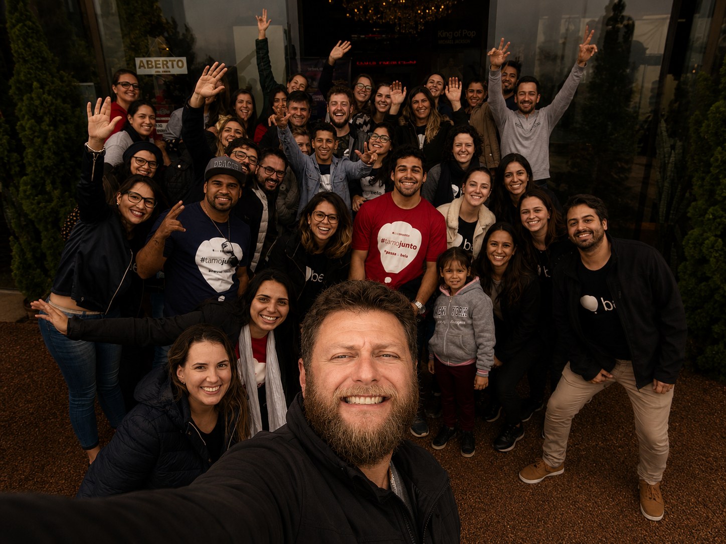 Bim Cardoso com equipe de uma empresa de varejo após treinamento em Inteligência Artificial aplicada