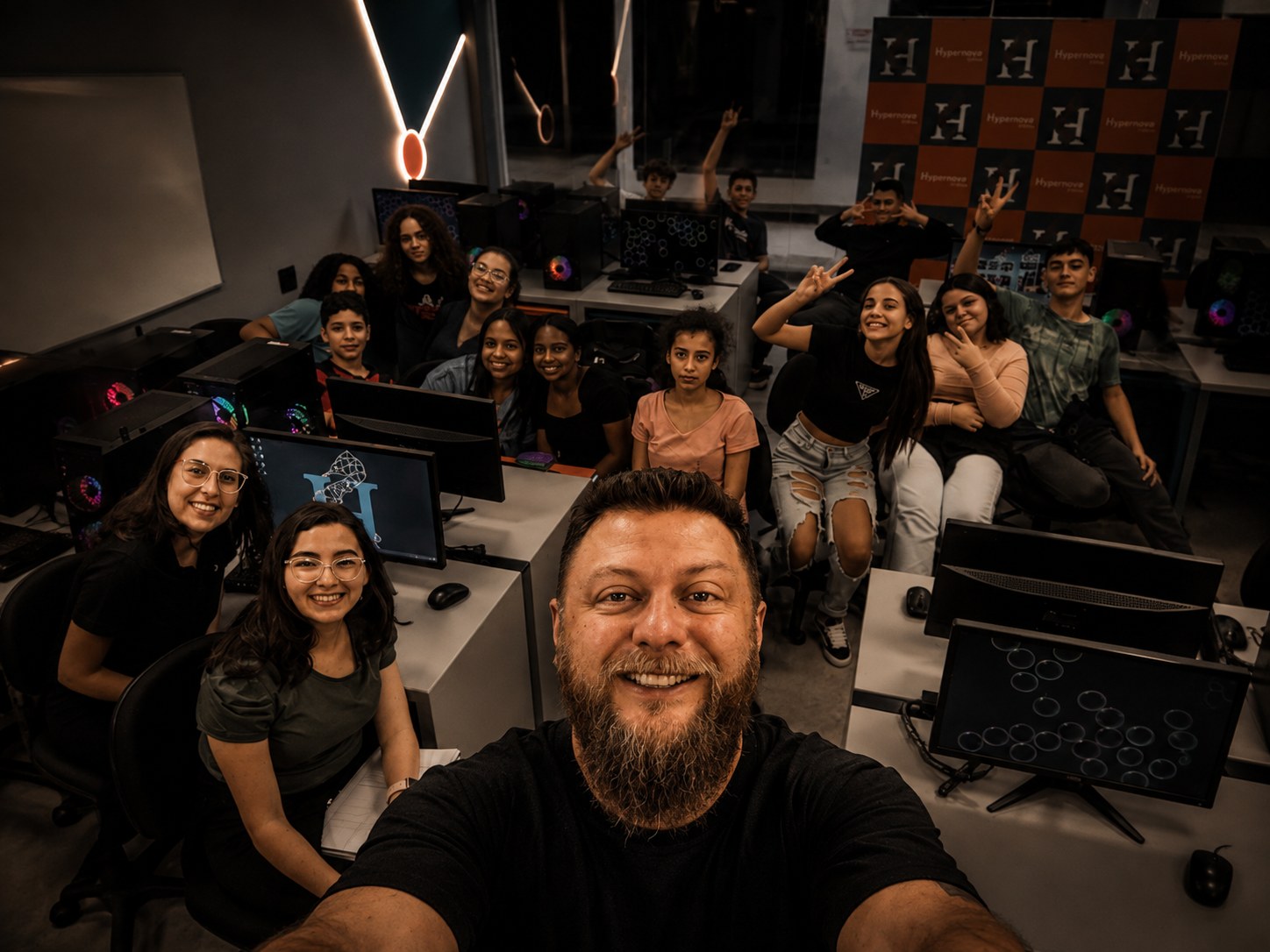 Bim Cardoso com turma de jovens em laboratório de tecnologia durante formação em Inteligência Artificial